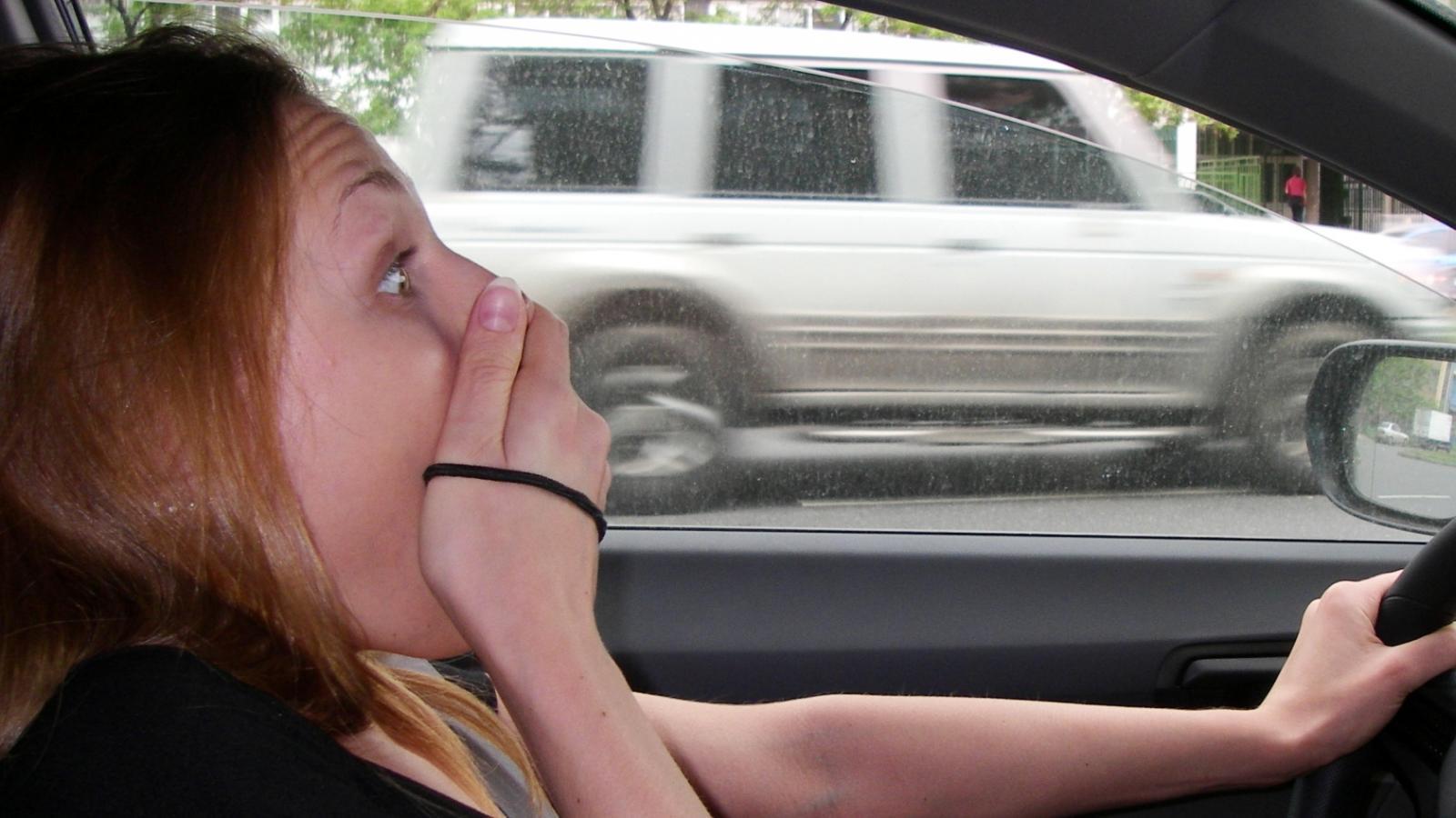Бесстыжая девица с косичками делает минет в машине