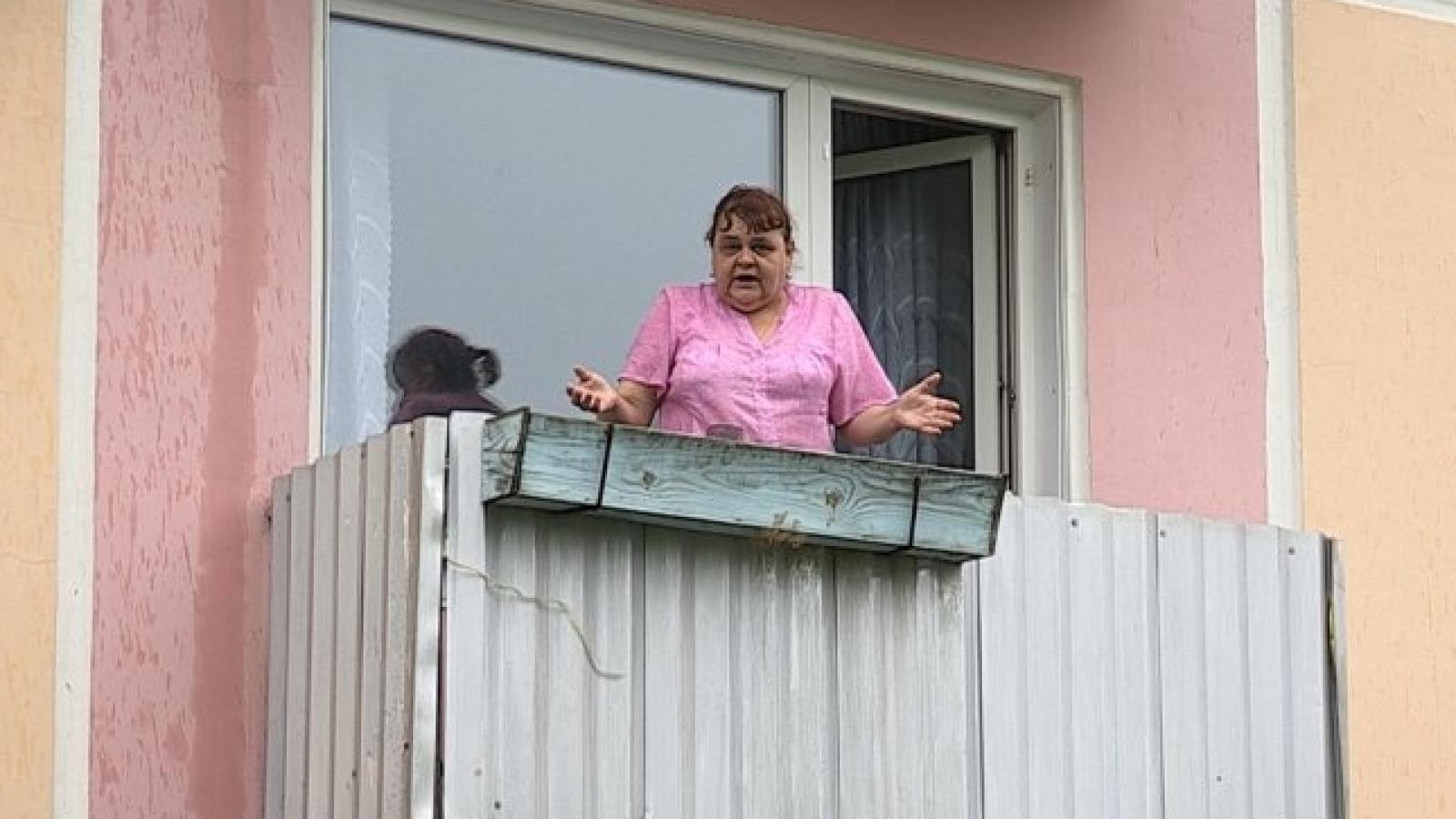 Вышла на балкон голой а дверь захлопнулась - пришлось звать соседа на помощь