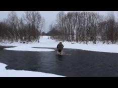 Бабушка в Вологодской области переходит зимой реку вброд