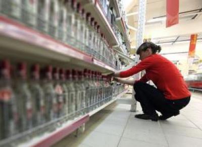 В Череповце сотрудница супермаркета выпила алкоголь прямо на работе