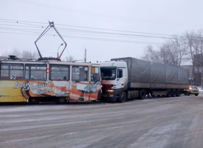 В Череповце трамвай столкнулся с грузовиком
