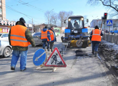 В Вологде начали ремонтировать дороги с помощью асфальта