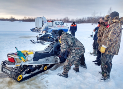 На реке Шексне рыбак на снегоходе провалился под лед 
