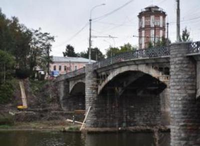 В выходные забетонировали вторую часть Октябрьского моста