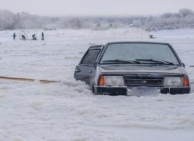 На переправе около Великого Устюга автомобиль с людьми провалился под лёд