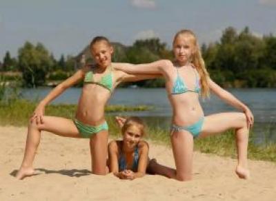 Можно ли 13-летним девочкам ходить по пляжу без верха?