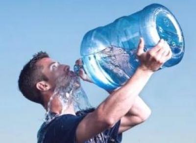 «Нужно пить по 2 л воды в день» – миф