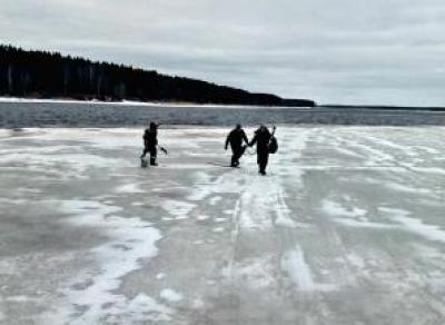 Рыбаков унесло на льдине в Рыбинском водохранилище