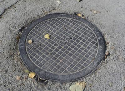 В Белозерске были похищены три крышки канализационных люков