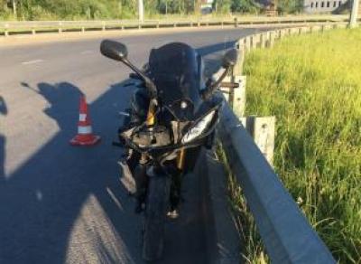 Мотоциклист влетел в отбойник на Белозерском шоссе