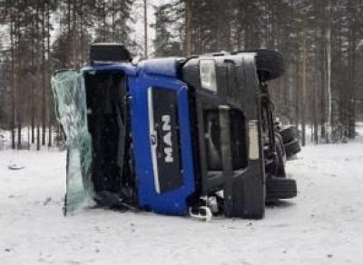 Водитель грузовика погиб в ДТП