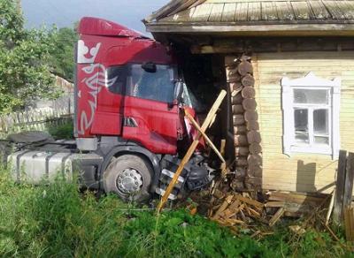 В Вологодской области грузовик врезался в жилой дом