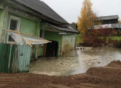 Дом в Белозерске начал уходить под воду