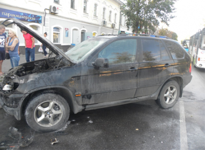 Дорогая иномарка сгорела вчера в центре Вологды