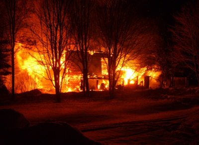 В Харовском районе полностью сгорел жилой деревянный дом