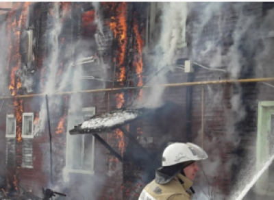 Жилой дом горит в Соколе: есть погибший