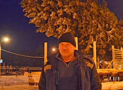 Помощник Деда Мороза везет через всю страну елку для крымчан