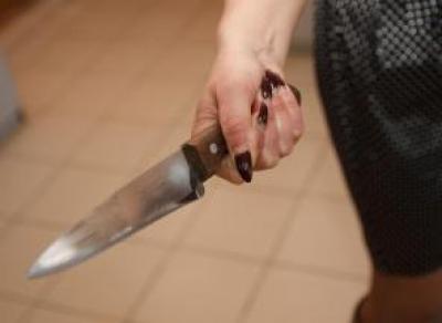 Берегитесь женщин: женщина ударила своего приятеля ножом в бок