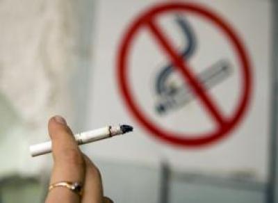 Россиянам грозят штрафы за курение у подъезда