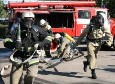 12 человек эвакуировали из горящего дома в Череповце