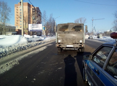 В Вологде КамАЗ сбил двух пешеходов