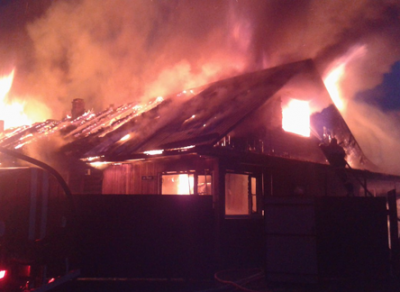 Из-за грозы в Бабаево сгорел деревянный дом