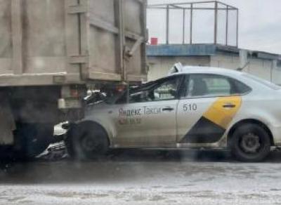Автомобиль такси влетел под грузовик на мосту 800-летия