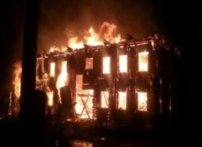 Двухэтажная дача сгорела в Вологодском районе