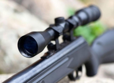 Опасная игрушка: подросток случайно выстрелил из винтовки в голову 13-летней девочке