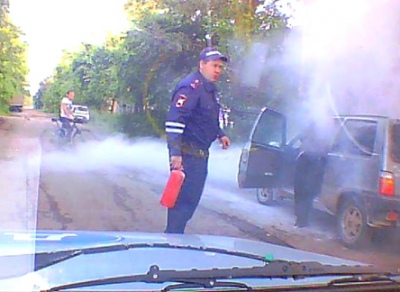 Сотрудники ДПС потушили загоревшуюся на дороге Оку