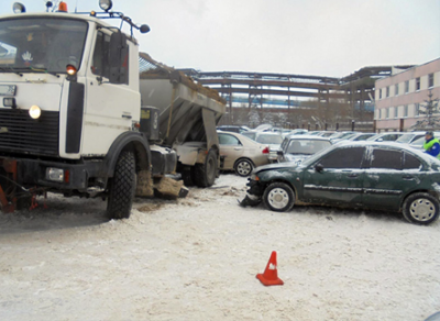 В Череповце МАЗ «помял» пять припаркованных автомобилей
