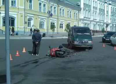  Мотоциклист попал под колеса микроавтобуса в центре Вологды