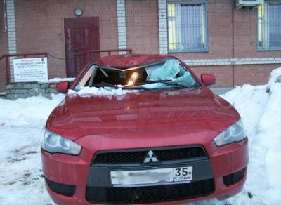 В Череповце ледяная глыба упала на припаркованный у подъезда автомобиль