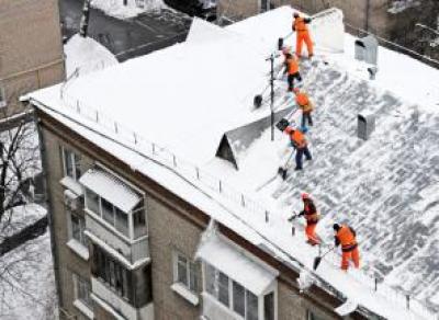 Выявлены десятки нарушений по уборке снега с крыш в Вологде