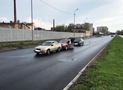 В Череповце по вине автолюбителя без прав столкнулись три машины