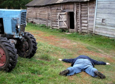 Пьяный мужчина на тракторе переехал выпавшего из кабины товарища