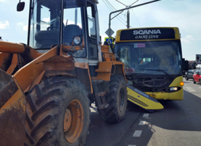 В Череповце автобус протаранил трактор: есть пострадавшие