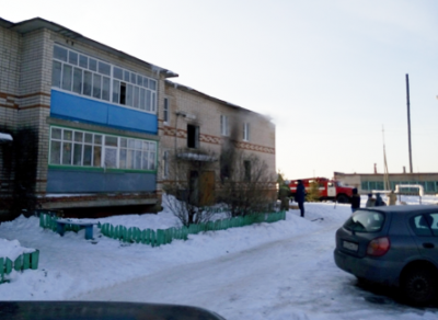 В деревне Марковское Сокольского района глава сельского поселения и добровольная пожарная дружина спасли людей и смогли сдержать пожар до прибытия спасателей
