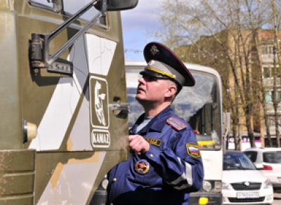 Пьяный водитель КАМАЗа расцарапал шею полицейскому