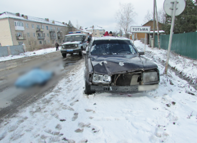 В Тотемском районе под колесами иномарки погибла 46-летняя женщина