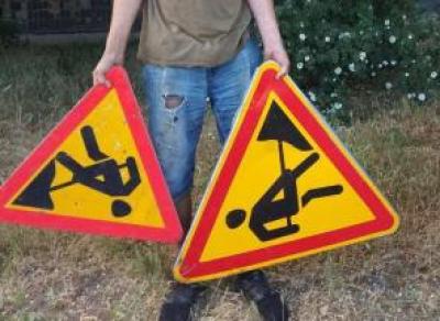 Двое вологжан украли строительные леса и дорожные знаки