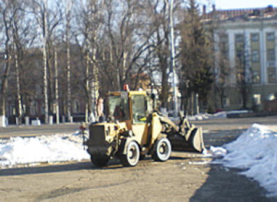В Вологде коммунальщики продолжают убирать оставшийся снег