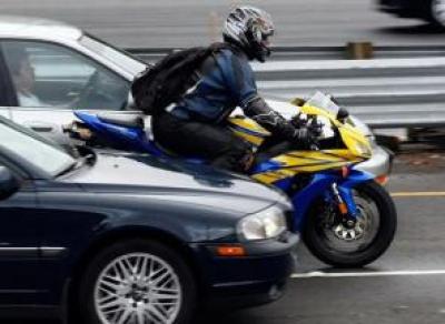 Мотоциклистам запретят езду между рядами?
