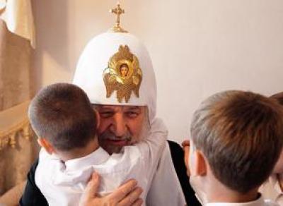 Патриарх призвал отдавать «нежеланных» детей церкви