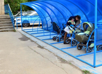 На Вологодчине у детских поликлиник появилось 28 крытых колясочных