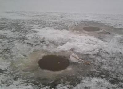 На реке Шексна мужчина на глазах других рыбаков провалился под лед
