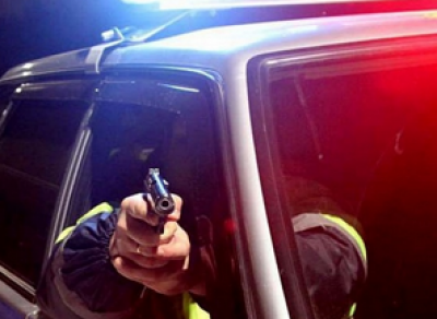 Чтобы остановить пьяного водителя, полицейским пришлось стрелять по колесам