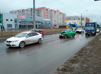76-летний пенсионер на «Москвиче» стал виновником массовой аварии в Череповце