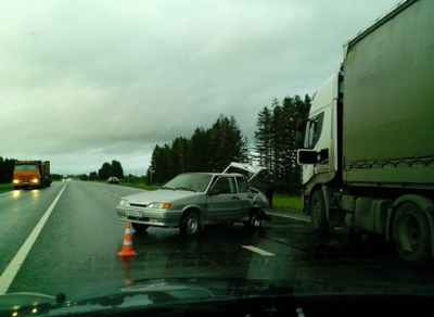 В Вологодской области легковушка столкнулась с двумя грузовиками 
