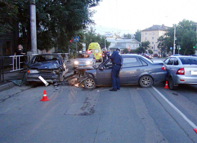 Авария с участием трех машин произошла вчера вечером в Вологде